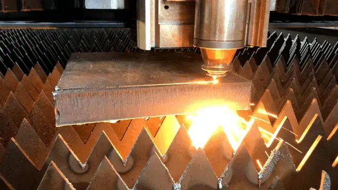 Laser cutting machine cuts 20mm thick steel plate