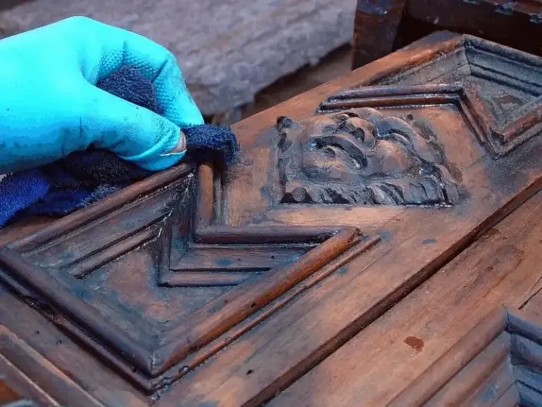 Chemical cleaning agent method for cleaning wood paint